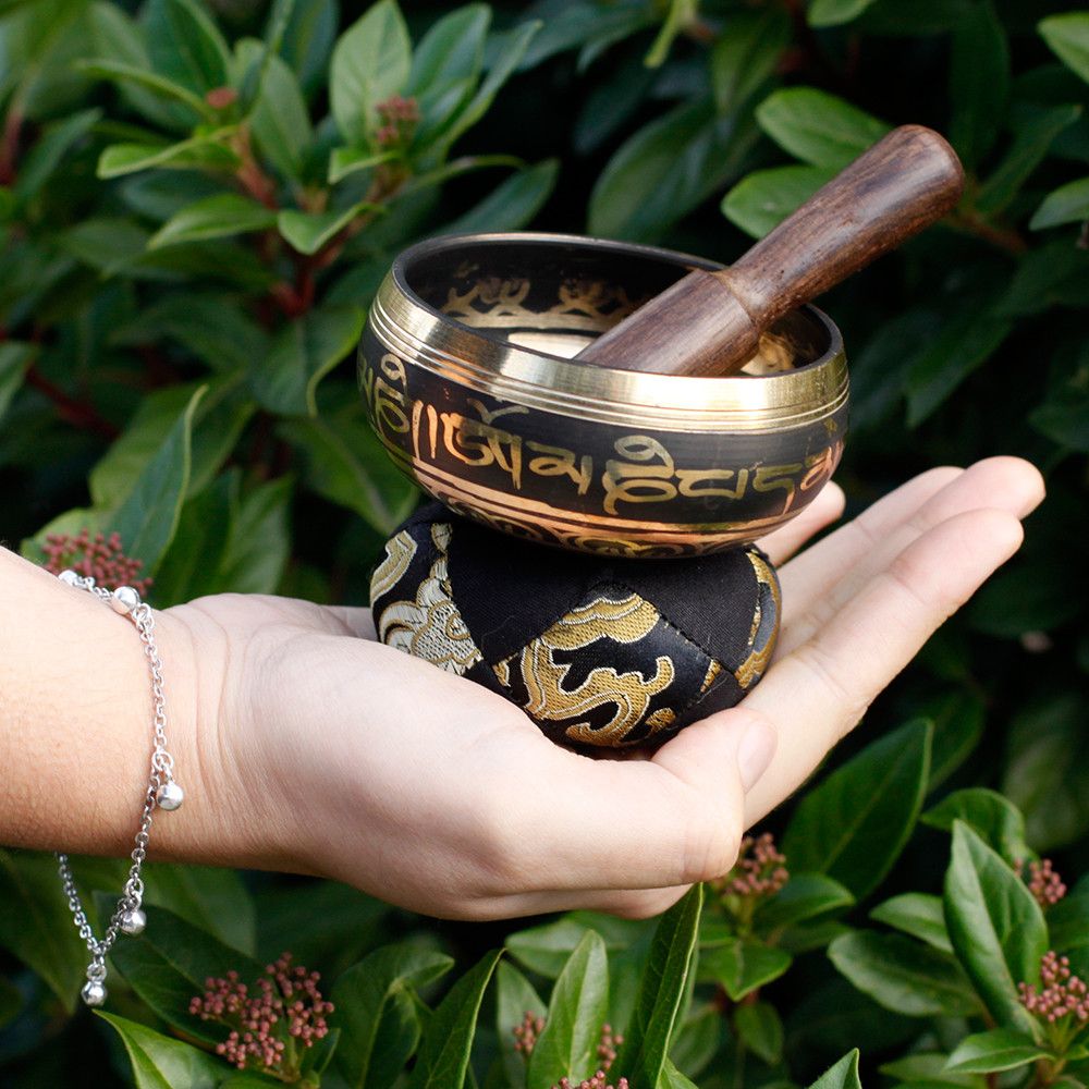 Mini Singing Bowl Gift Set – Black – close-up