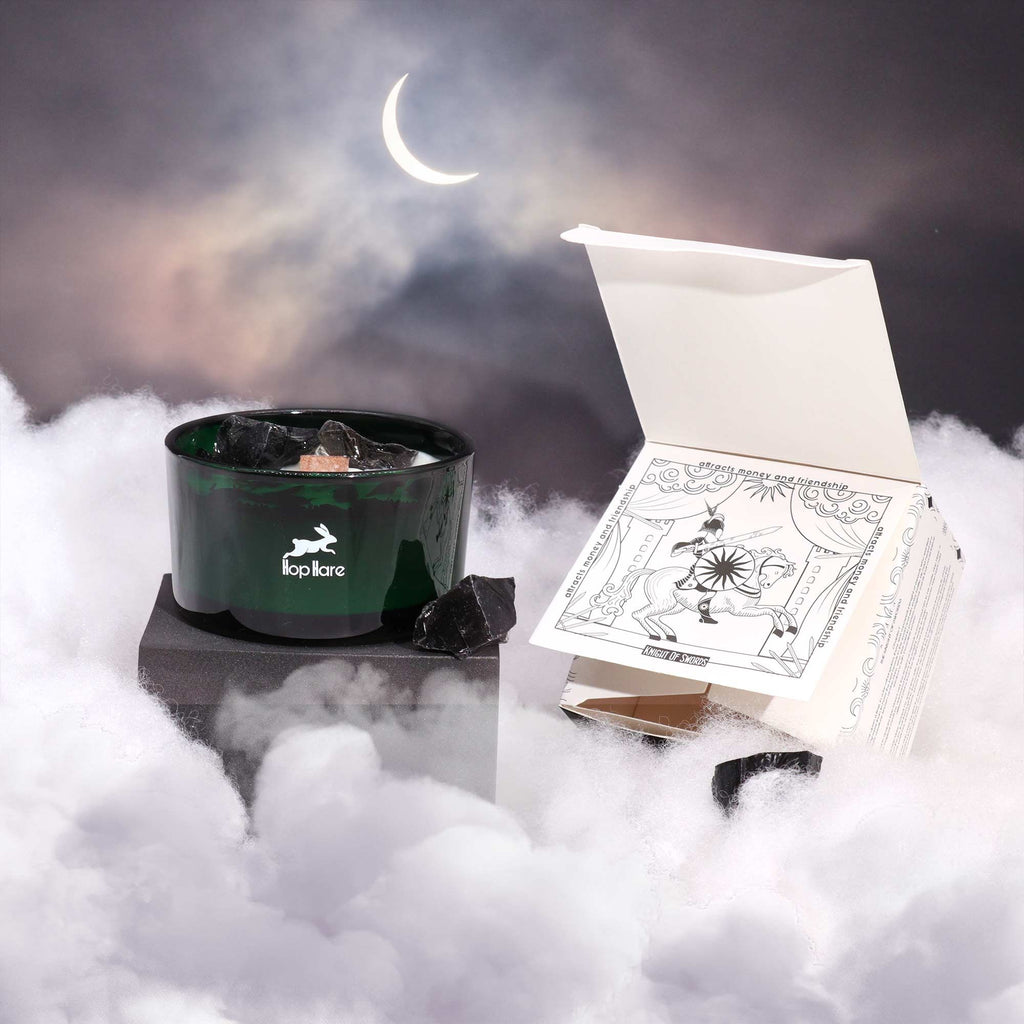 Crystal Flower Candle – The King of Swords · Cedarwood – close-up