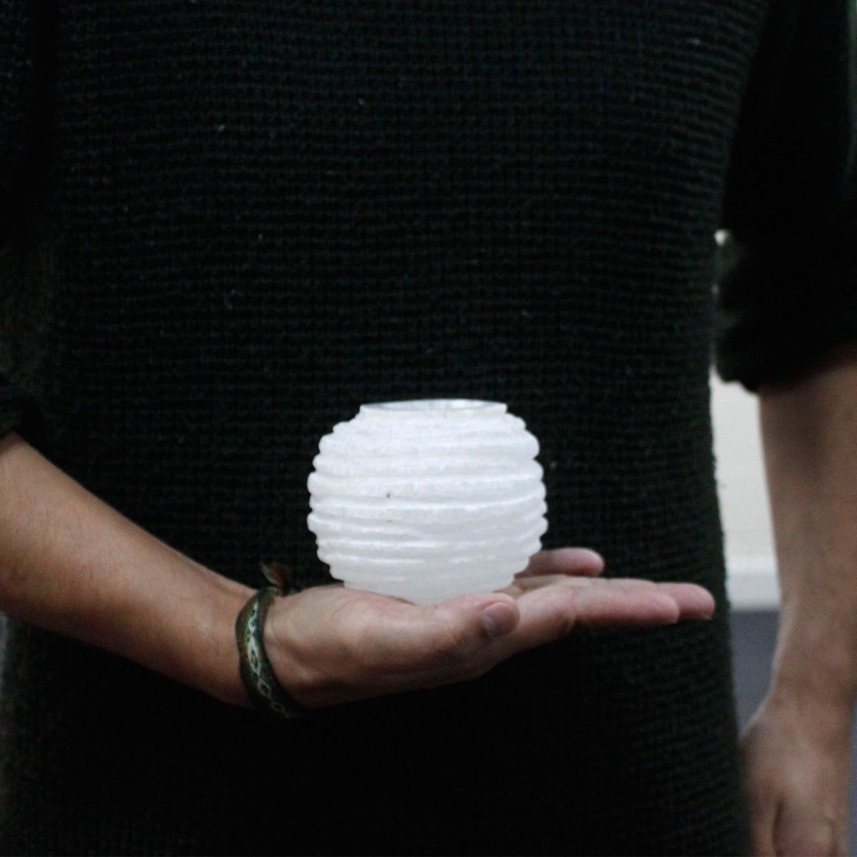 Selenite Candle Holder – Round · 9 × 8 cm – close-up