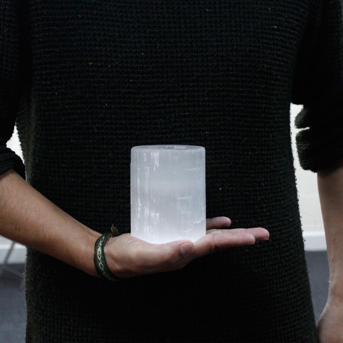 Selenite Candle Holder – Cylinder · 10 cm – close-up